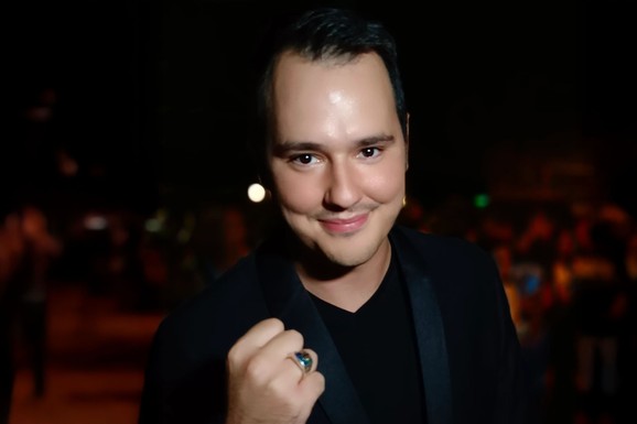 ALEKSA BALAŠEVIĆ U LUDOM PROVODU NA NASTUPU MAJE BEROVIĆ On u upečatljivoj košulji, a pevačica u ultra kratkoj haljini