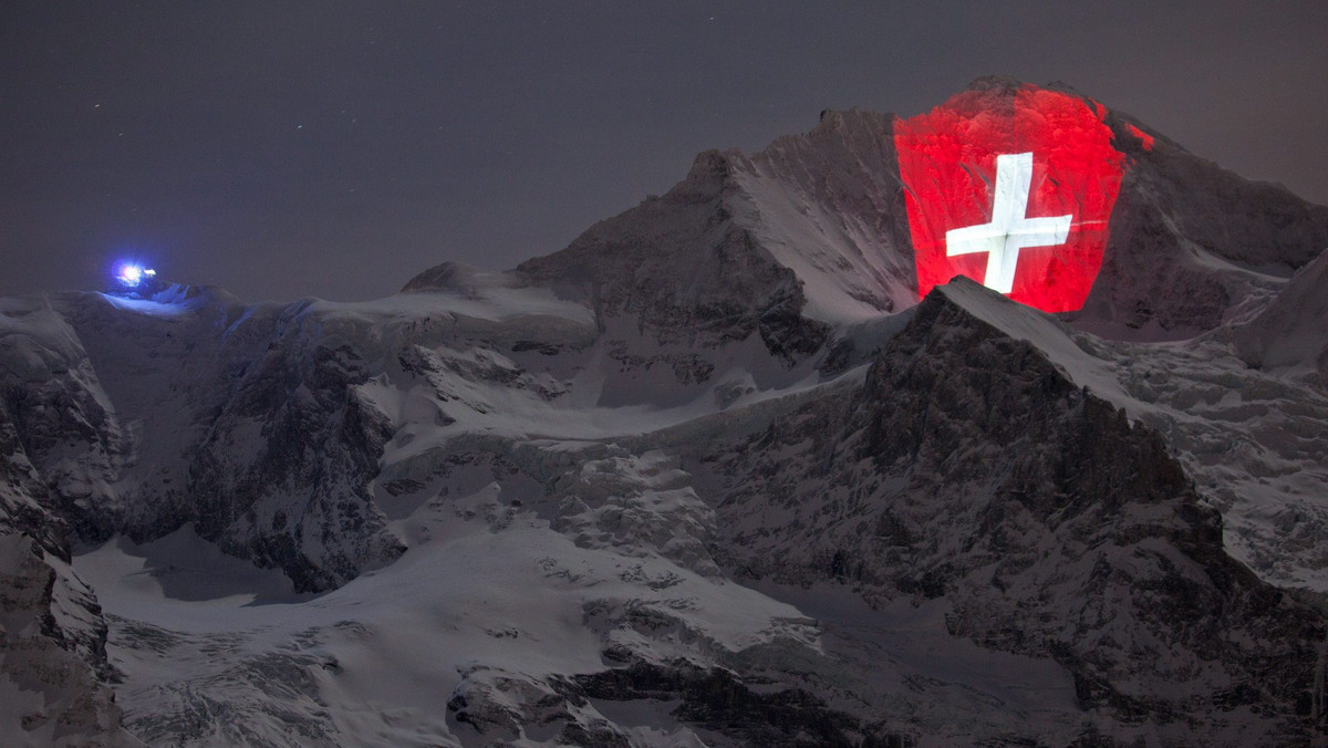 Północna ściana Jungfrau (4158 m n.p.m.) w szwajcarskich Alpach będzie iluminowana do niedzieli w ramach uroczystości związanych z setną rocznicą najwyżej położonej w Europie kolejki zębatej.