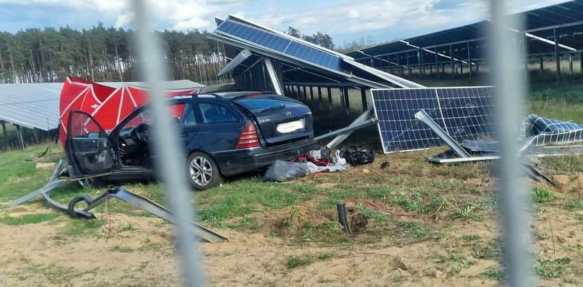 Tragedia w Murzynowie. Wjechał mercedesem w elektrownię słoneczną