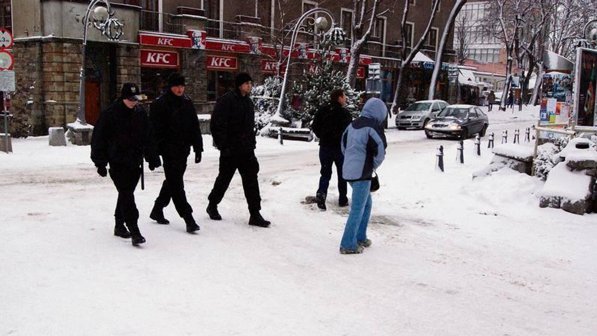 Bandyci stają się coraz bardziej zuchwali. Jak informują zakopiańscy stróże prawa, coraz częściej podnoszą rękę na mundurowych. Nie groźna im kara 3–letniego więzienia.