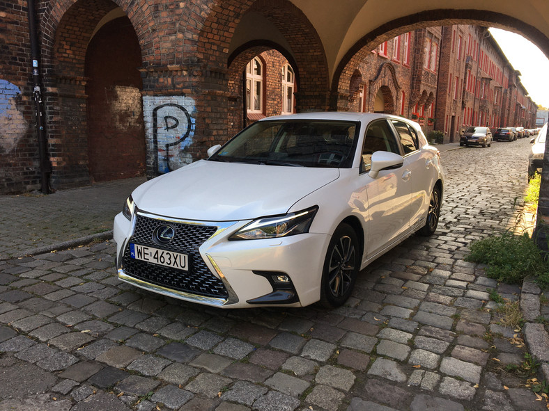 Lexus CT 200 h – coraz starrszy, i coraz tańszy