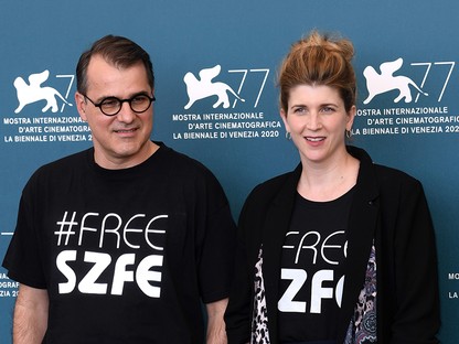 Mundruczó Kornél rendező és csapata #FreeSZFE pólóban érkeztek a velencei filmfesztiválra