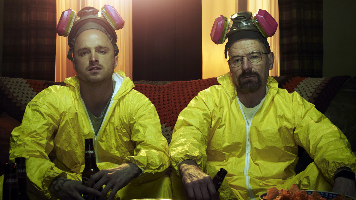 W 3. sezonie "Breaking Bad", zakończonego już po pięciu sezonach serialu, który jest zgodnie uznawany za jeden z najlepszych w historii telewizji, zarówno ekranowi bohaterowie, jak i twórcy pozbywają się białych rękawiczek, oferując widzom trwającą 13 odcinków pełną emocji epopeję, która powoli i skutecznie prowadzi wszystkich do nieuchronnego końca.