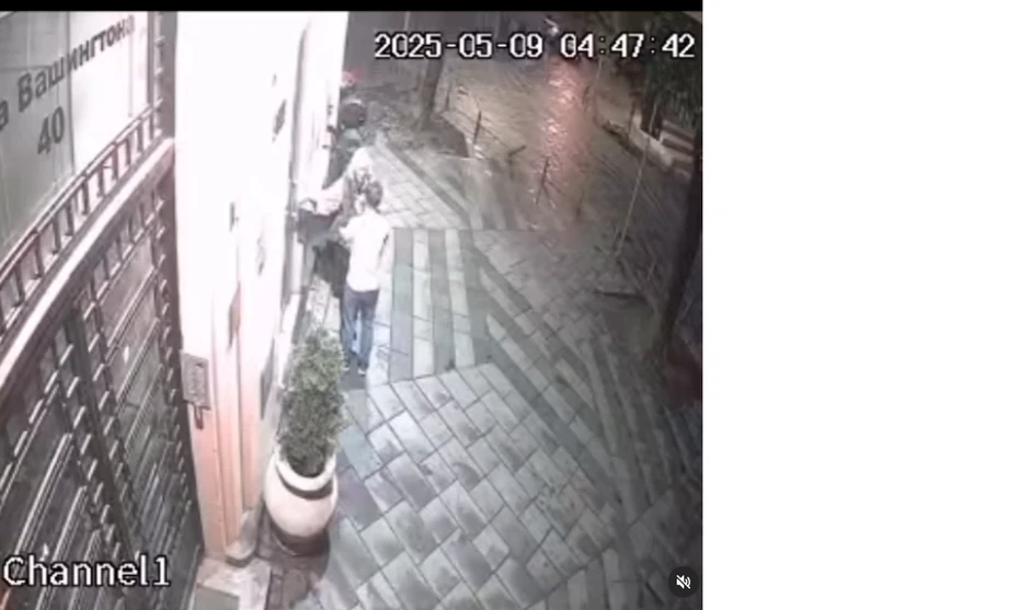 U jednom trenutku muškarac je staricu prislonio uza zadi i dodirivao je