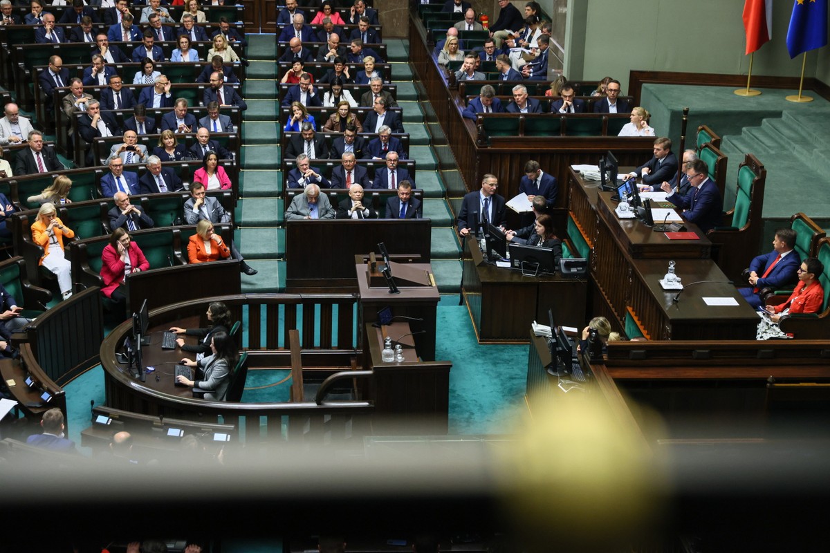 Posłowie na sali obrad Sejmu w Warszawie, Sejm, który wznawia obrady, wysłucha informacji szefa MSWiA o działaniach w celu wyjaśnienia przyczyn wybuchów pożarów w dniach 10-13 maja w różnych miejscach w Polsce. Posłowie zajmą się też projektem ustawy ws. bonu energetycznego oraz projektem zmian w ustawie o pomocy obywatelom Ukrainy