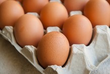 Miał być spadek cen jaj na Wielkanoc, jest drożyzna. Tyle kosztują już jaja klatkowe