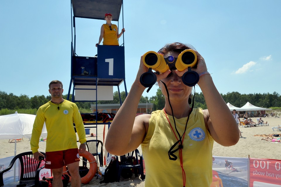 Tłumy na plaży w Świnoujściu. Sezon rozpoczęty