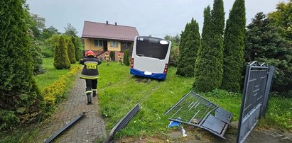 Wypadek ósmoklasistów. Jechali na egzamin. Ich autokar wyleciał z drogi