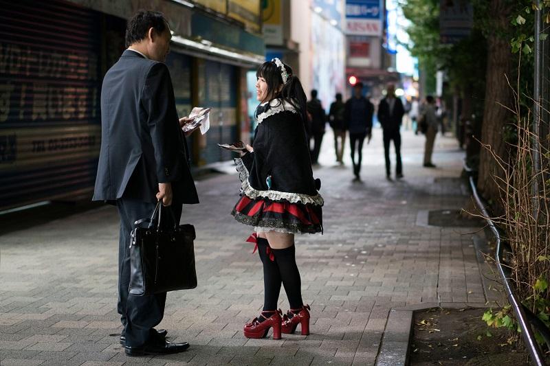 Dziewczyna w stroju pokojówki rozdaje ulotki maid cafe [Akihabara, Tokio]