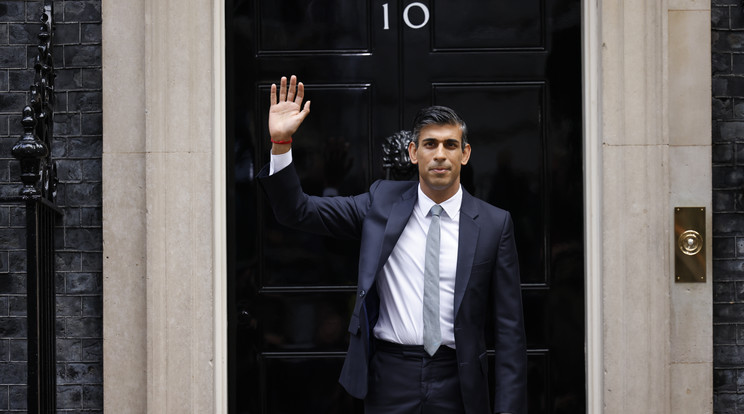 Rishi Sunak új brit miniszterelnök integet a londoni kormányfői rezidencia, a Downing Street 10. előtt  / Fotó: MTI/EPA