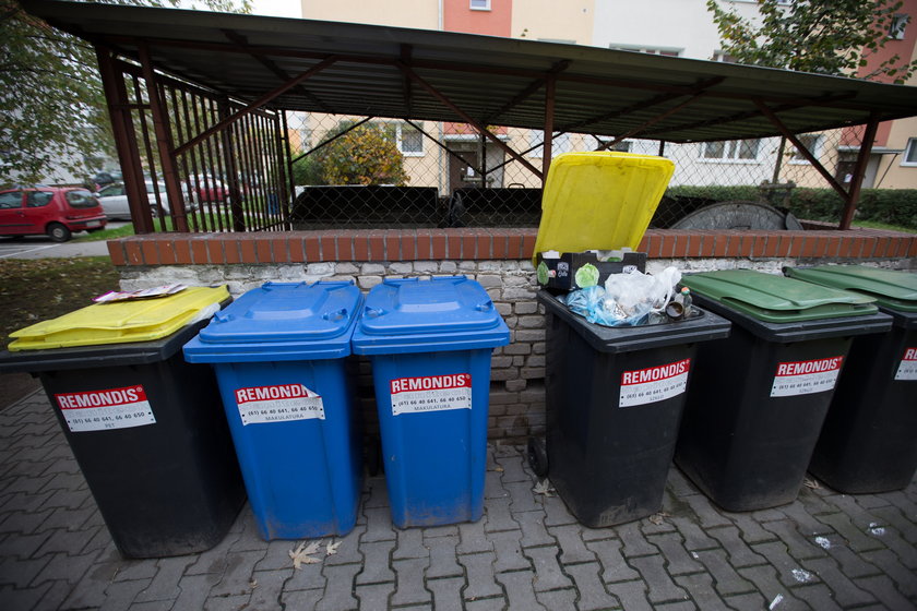 Wymieniane są pojemniki na śmieci