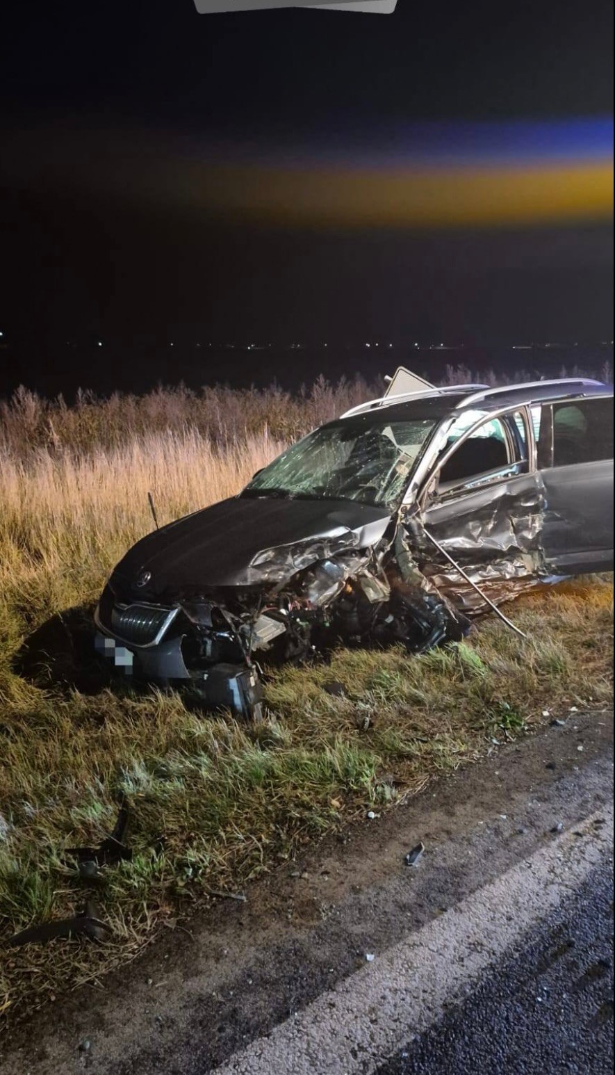 Pri Blatnom došlo k zrážke troch áut, premávku na mieste riadi polícia.