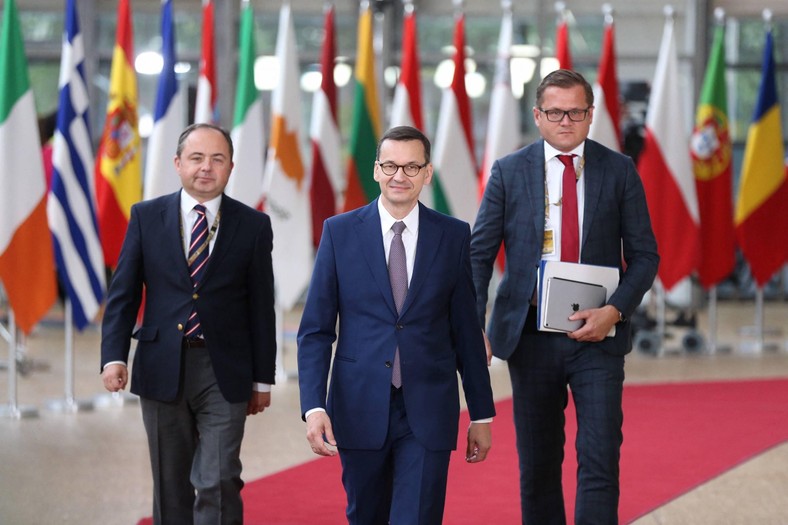 Od lewej: Konrad Szymański, Mateusz Morawiecki i Andrzej Sadoś