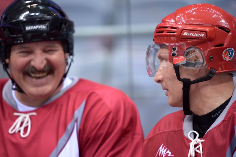 Władimir Putin i Aleksander Łukaszenka jak gwiazdy hokeja