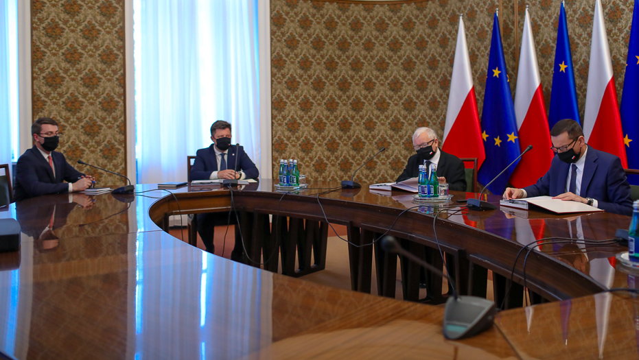 Posiedzenie Rady Ministrów w formie wideokonferencji, drugi z lewej: minister Michał Dworczyk