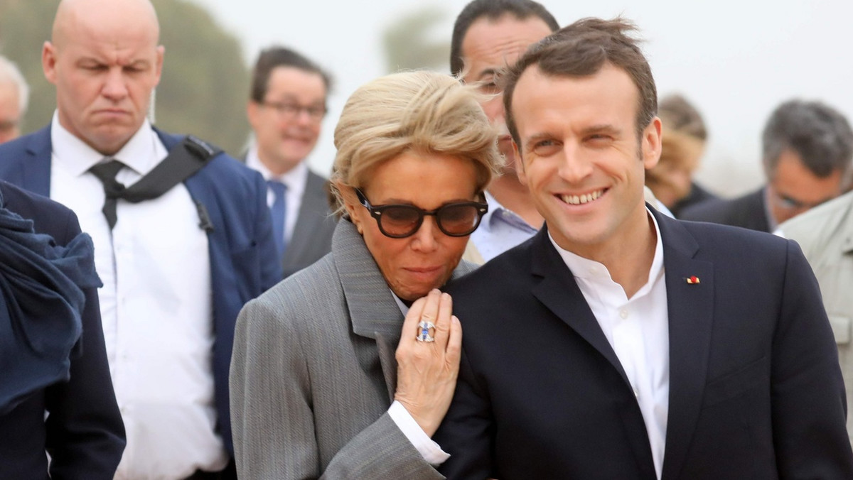 Brigitte Macron w szarym garniturze