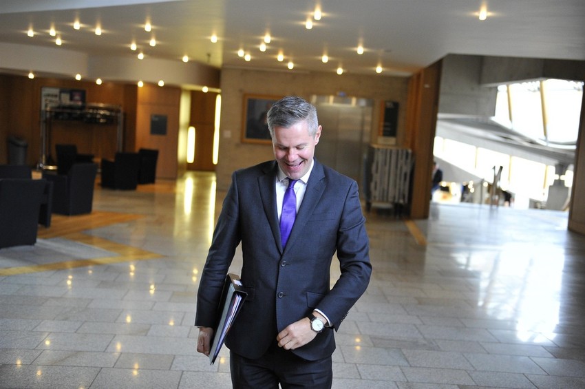 Mekej je 2013. javno priznao da je gej