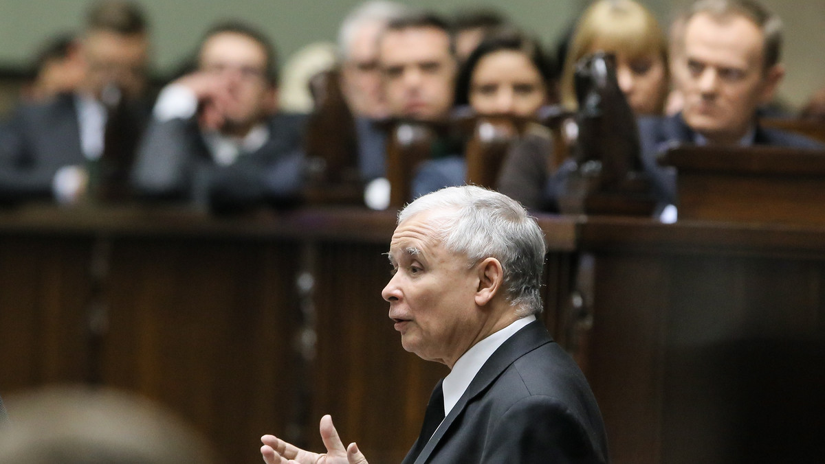 "Gigantycznym skandalem" nazwał Jarosław Kaczyński wydarzenia przed i po wizycie polskiej delegacji w Smoleńsku w kwietniu 2010 roku. - Po tym wszystkim, w normalnym i demokratycznym kraju, rząd by się nie utrzymał - powiedział w programie "Polityka przy kawie" w TVP1.