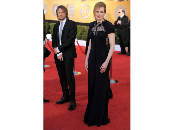 Nicole Kidman w dostojnej granatowej czerni sukni z kolekcji RTW 2011.