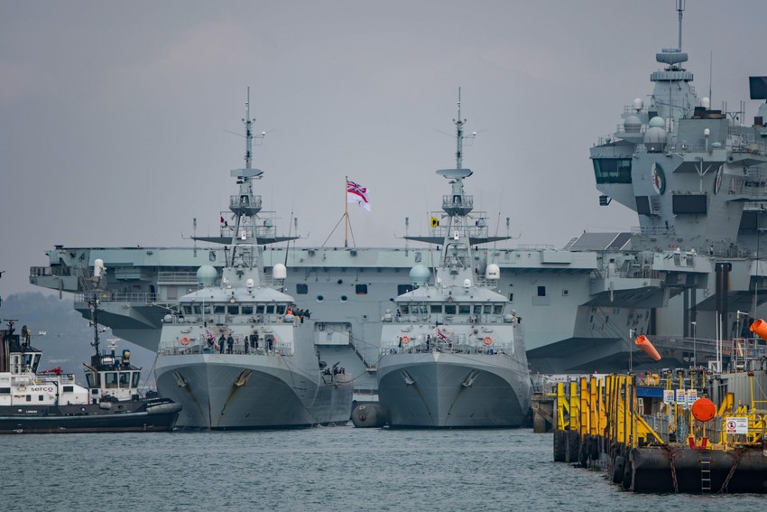 Uz nosač ide čitava mala flota