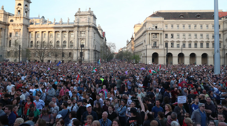 A Kossuth téren ezrek gyűltek össze a választás
után. A közelben
lakókat nem érheti hátrány
emiatt a jövőben / Fotó: Pozsonyi Zita