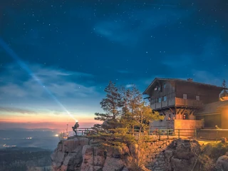 Dolny Śląsk znany jest ze szlaków górskich. Piękną panoramę można podziwiać np. ze schroniska PTTK „Na Szczelińcu”.