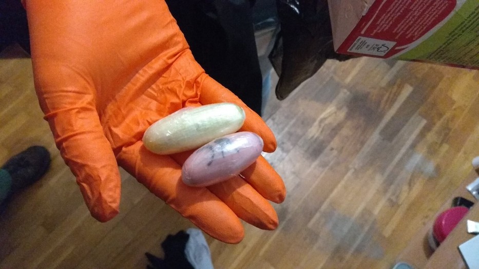 A nő lakásán kábítószerre is bukkantak a rendőrök, melynek értéke kb 30 millió forint./ Fotó: Police.hu