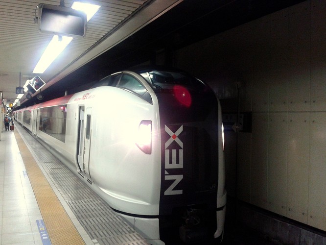 Jednak nie tylko najszybsze pociągi sprawiają kosmiczne wrażenie. Podróż widocznym na zdjęciu pociągiem Narita Express to pierwszy kontakt z japońską koleją dla turystów przylatujących na międzynarodowe lotnisko Tokio Narita.