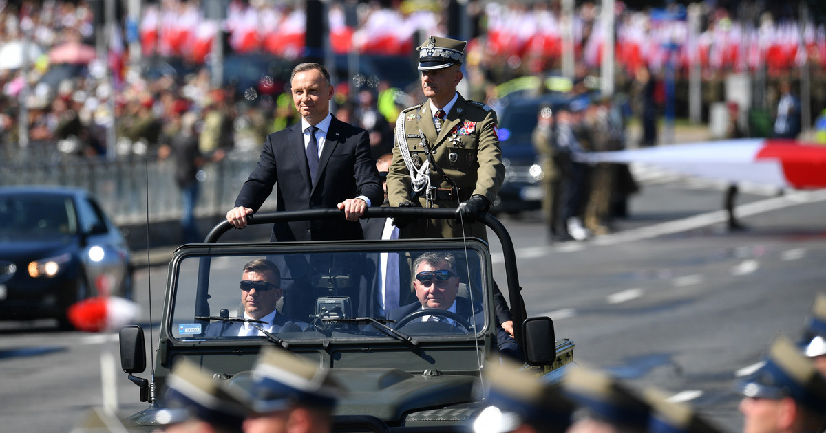 Parade on the occasion of Polish Army Day.  World media comments