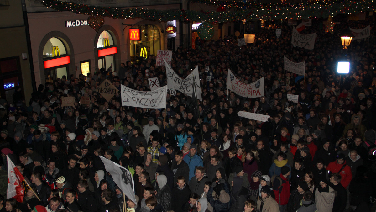 Przeciwnicy podpisania przez polski rząd ACTA zgromadzili się na Rynku Głównym w Krakowie, a następnie przeszli przez centrum miasta. Organizatorzy protestu zanieśli petycję do Urzędu Wojewódzkiego. Według szacunków policji w demonstracji uczestniczyło około dziesięciu tysięcy osób.