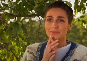 Mona u Selo gori, a baba se češlja