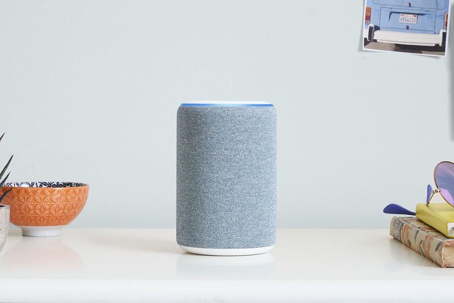 Urządzenie Amazon Echo sterowane za pomocą asystentki głosowej Alexa