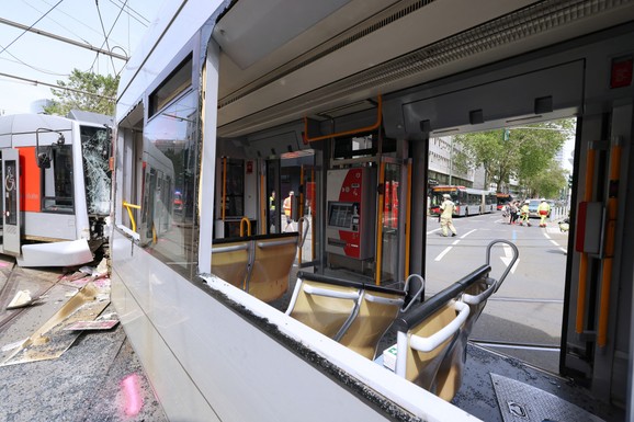 SUDARILA SE DVA TRAMVAJA Haos u Nemačkoj: Povređeno 27 ljudi, petoro u teškom stanju (FOTO)