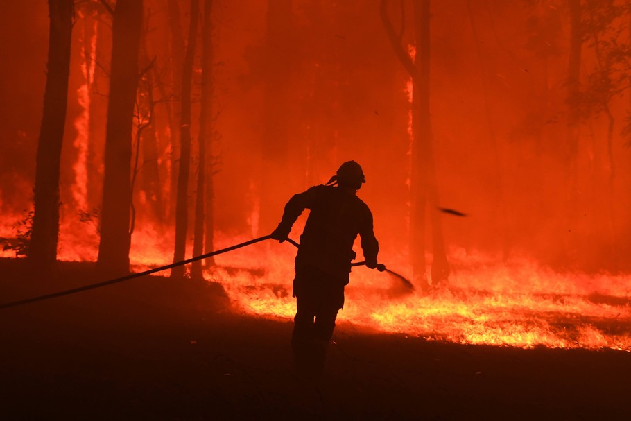 Zmiany klimatyczne są już faktem. Na zdjęciu walka strażaków z pożarami w Australii