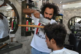 Pakistański fryzjer zamiast nożyczek używa palników, tasaków i desek do krojenia. Jest już słynny na całym świecie