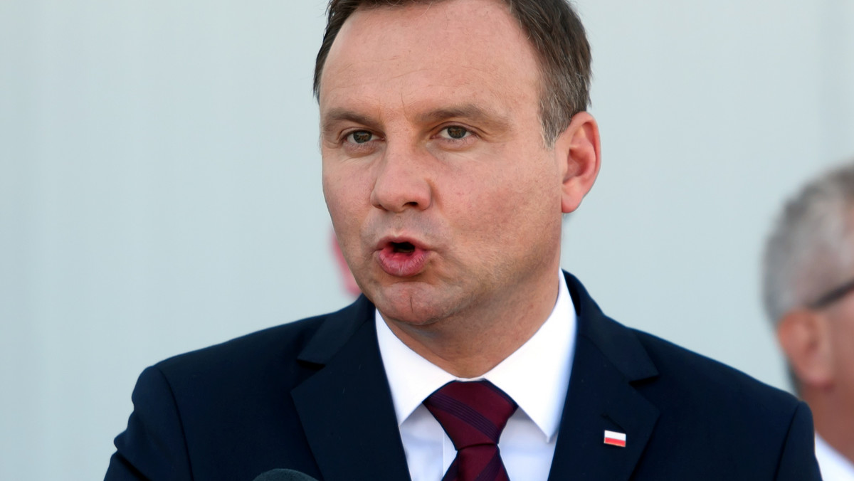 Wprowadzenie wielozadaniowych myśliwców F-16 było początkiem modernizacji, która trwa – powiedział prezydent Andrzej Duda w trakcie dzisiejszych obchodów Święta Lotnictwa na poznańskich Krzesinach. Nawiązywał też do katastrofy smoleńskiej.