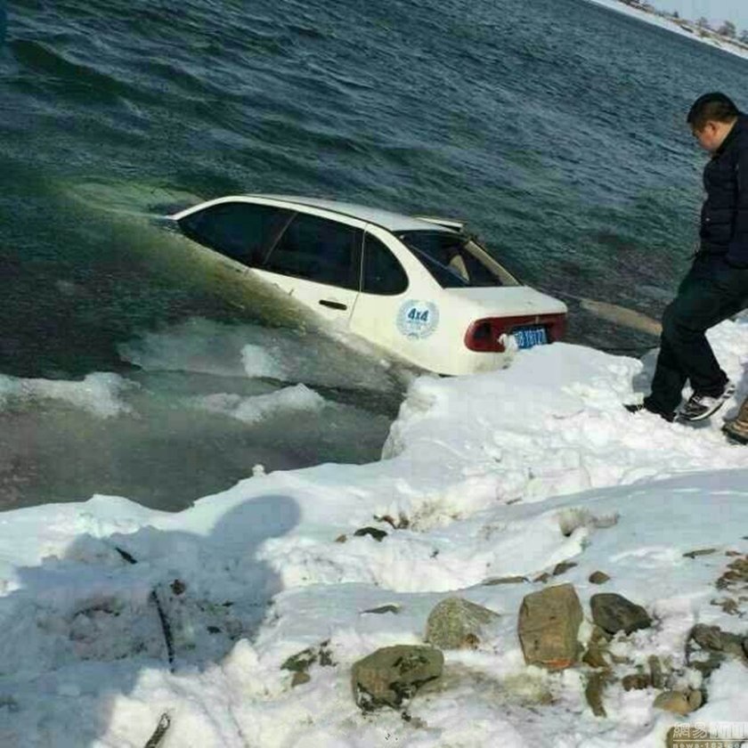 Auto wpadło do rzeki. Umarli przytuleni