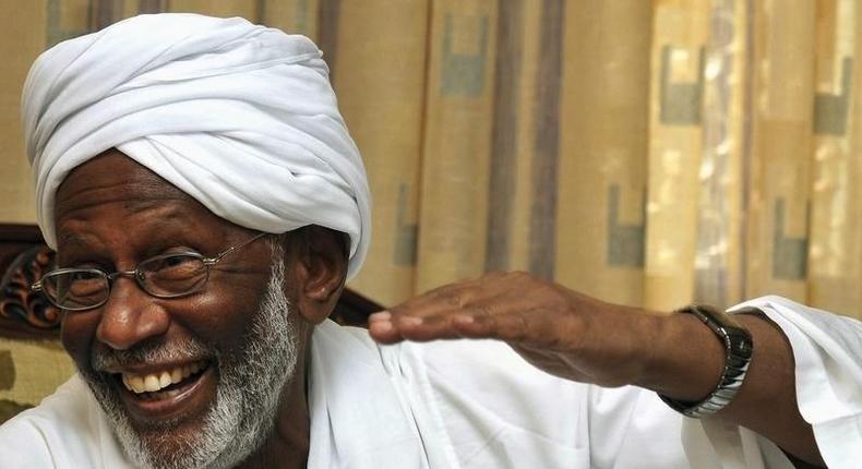 Leading Sudanese politician Hassan al-Turabi gestures during an interview in Khartoum October 3, 2012.  REUTERS/Stringer