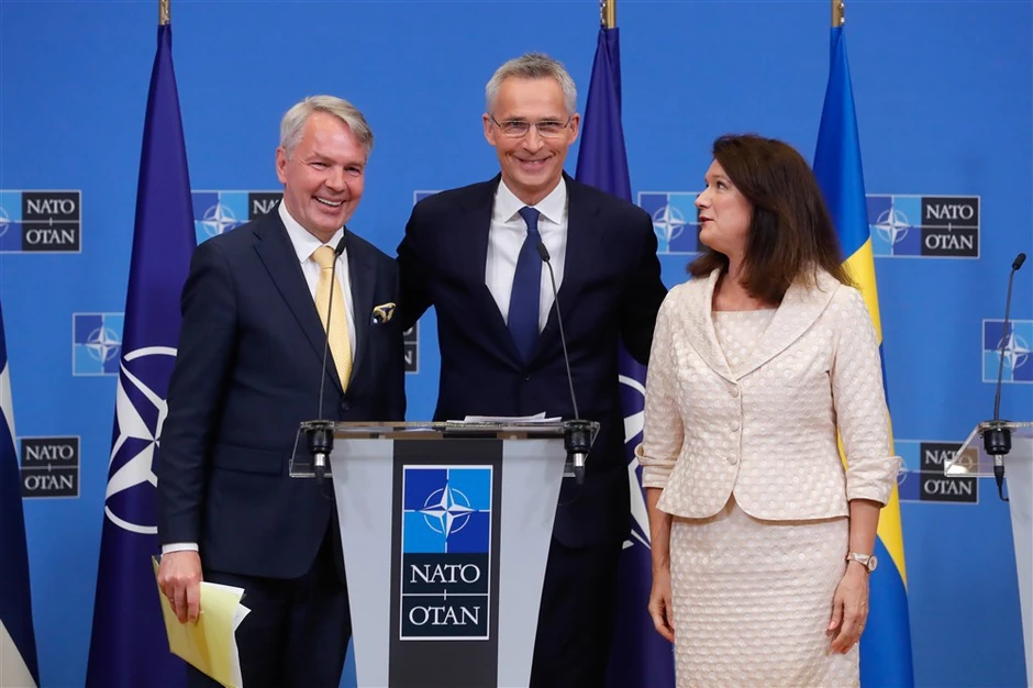 Finski ministri spoljnih poslova Peka Havisto i An Linde sa generalnim sekretarom NATO Jensom Stoltenbergom nakon potpisivanja protokola o pristupanju alijansi u Briselu 5. jula