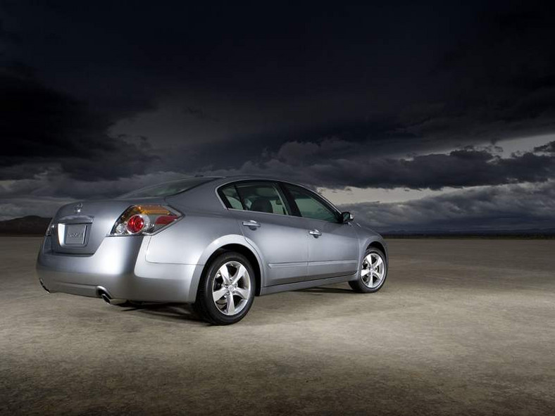 Nissan Altima Hybrid - oszczędnie