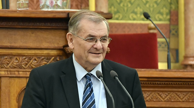 Lezsák Sándor ülésvezető elnök szeretett volna hazamenni, elfáradthatott, ezért felejthette bekapcsolva a mikrofont (illusztráció) / Fotó: MTI