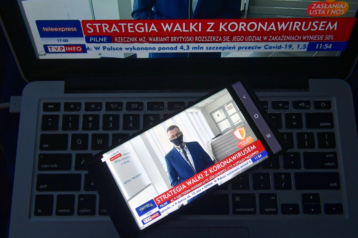 Premier Mateusz Morawiecki podczas transmisji wizyty w Szpitalu Tymczasowym w Lublinie