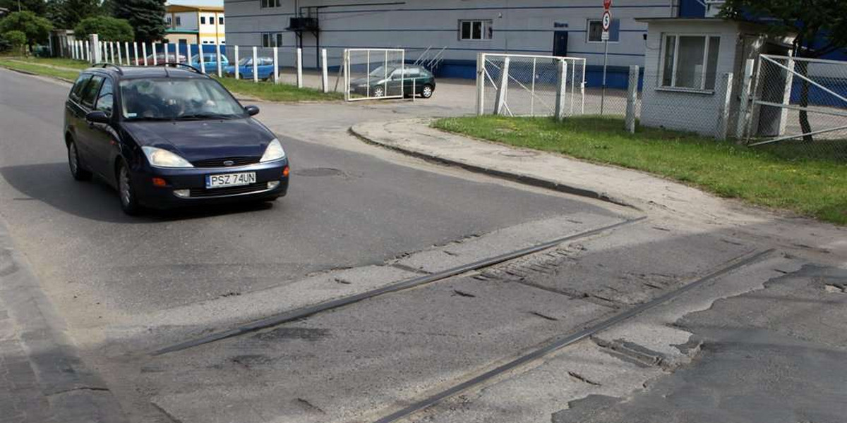 Kolejny urzędniczy absurd w Poznaniu! Zarząd Dróg Miejskich od prawie dwóch miesięcy daje ogłoszenia w mediach, bo szuka właściciela torów biegnących przez ul. Jasielską. Tymczasem szyny od lat nie są użytkowane i znalezienie właściciela g...