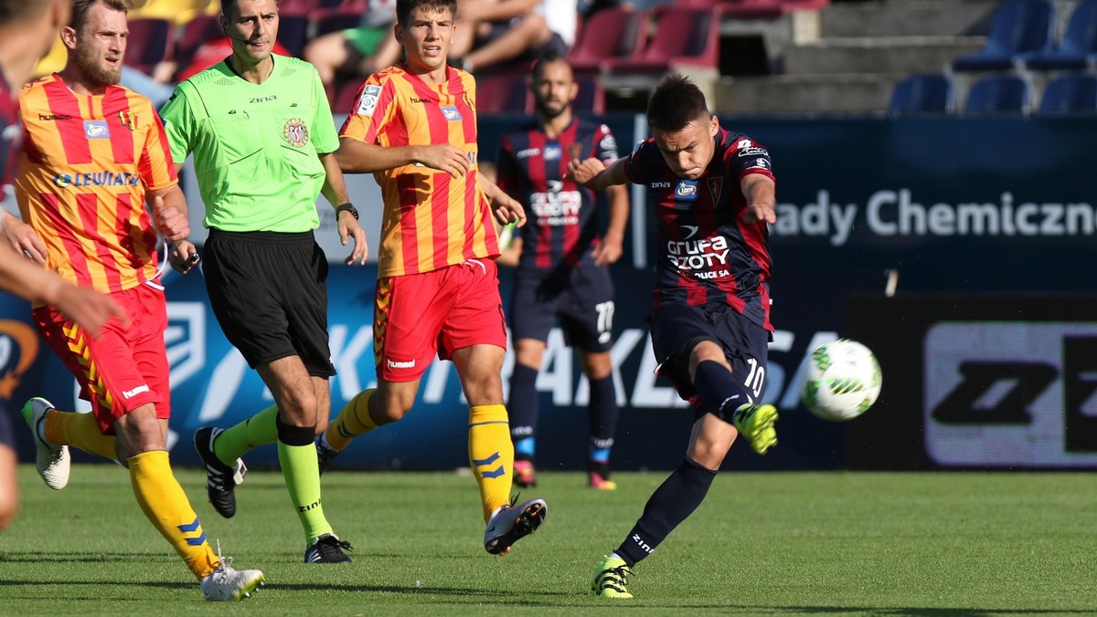 Pogoń Szczecin zremisowała u siebie w drugiej kolejce LOTTO Ekstraklasy 1:1 (1:1) z Koroną Kielce. Ozdobą spotkania było doskonałe trafienie wychowanka gospodarzy Dawida Korta. Kielczanie pokazali natomiast swoim kibicom, że takie nastawienie do walki jak w piątkowe popołudnie daje nadzieje na utrzymanie się w ekstraklasie.