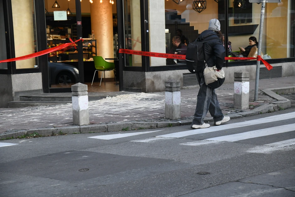 Prolaznici zaobilaze taj deo ulice