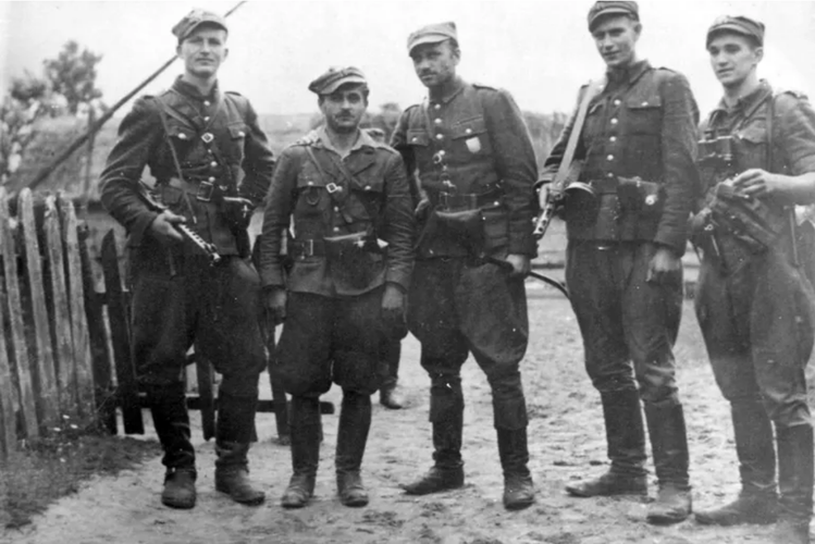 Żołnierze Wyklęci - zdjęcia w umundurowaniu polowym.