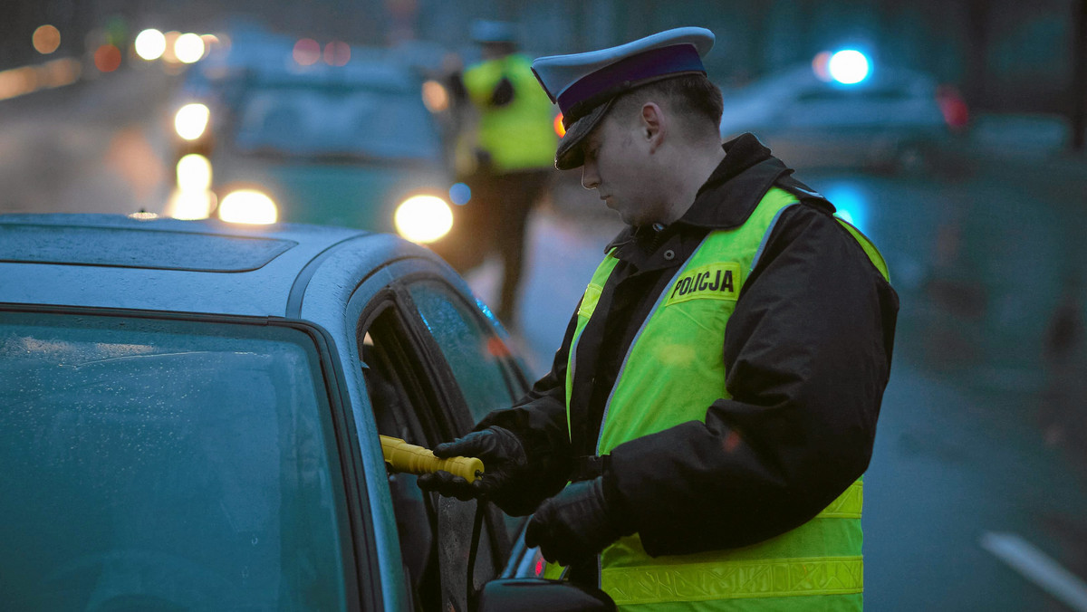 Funkcjonariusze Straży Granicznej z Zielonej Góry zatrzymali mężczyznę, który w 1995 roku w Szczecinie spowodował wypadek ze skutkiem śmiertelnym i uchylał się przed wymierzoną przez sąd karą. Prawdopodobnie w tym celu wyprowadził się z kraju i zmienił nazwisko. Był poszukiwany Europejskim Nakazem Aresztowania- informuje Nadodrzański Oddział Straży Granicznej.