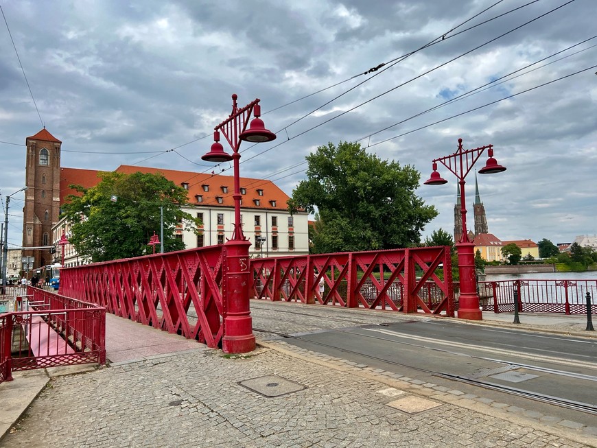 Most Piaskowy to wiekowy staruszek. Potrzebuje wzmocnienia konstrukcji, aby nadal mogły po nim jeździć tramwaje