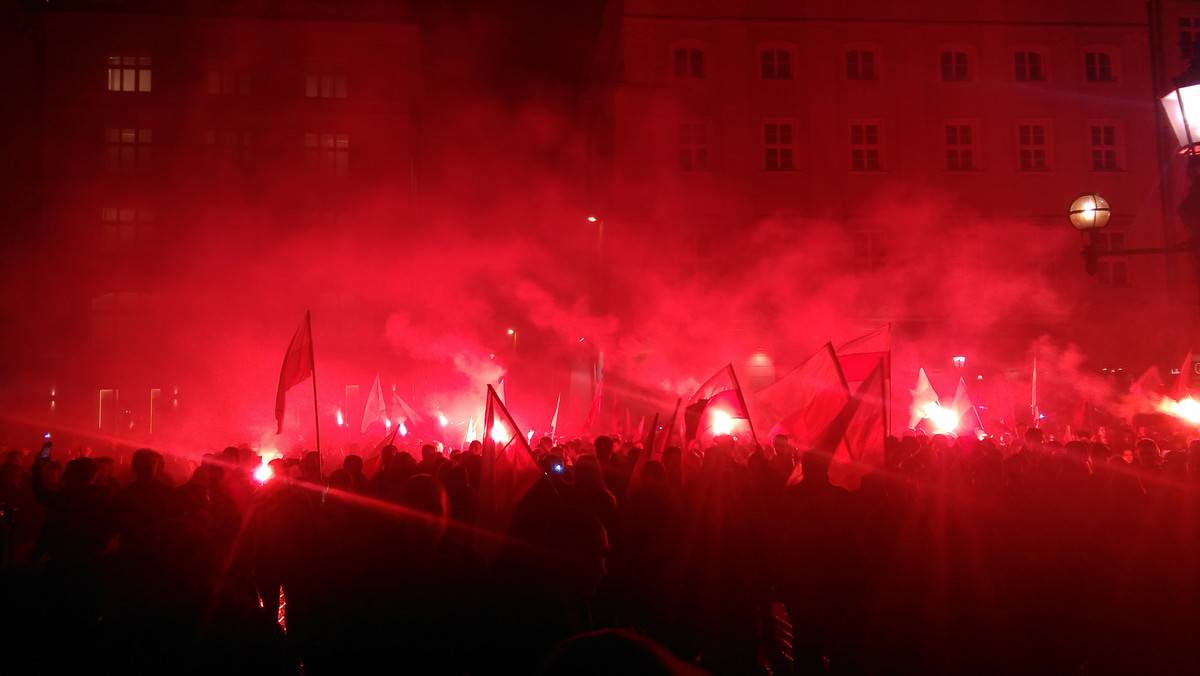 Podczas marszu narodowców z okazji Święta Niepodległości w Krakowie odpalano race. Policja zatrzymała na razie jednego mężczyznę, który się tego dopuścił. Funkcjonariusze będą teraz identyfikować pozostałe osoby, które odpalały pirotechnikę.