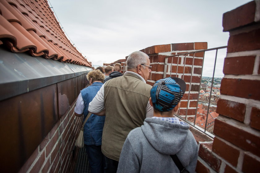 Taras na wieży widokowej Zamku Przemysła odwiedzają tłumy